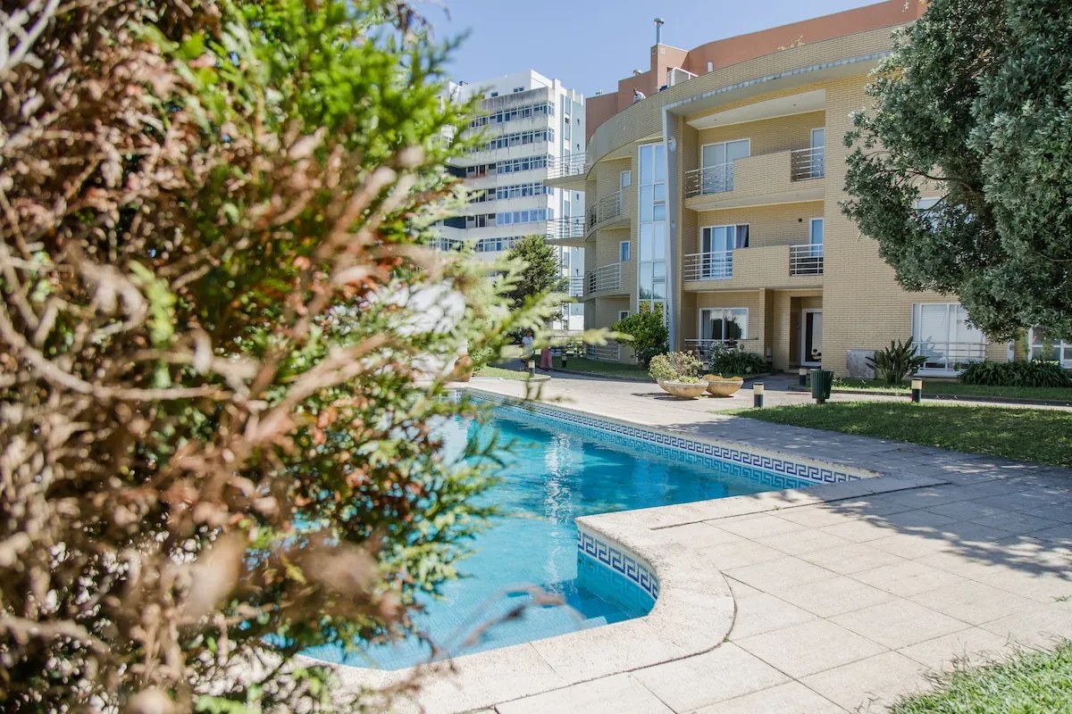 Piscina e edifício do NorteSoul Miramar, em Gulpilhares